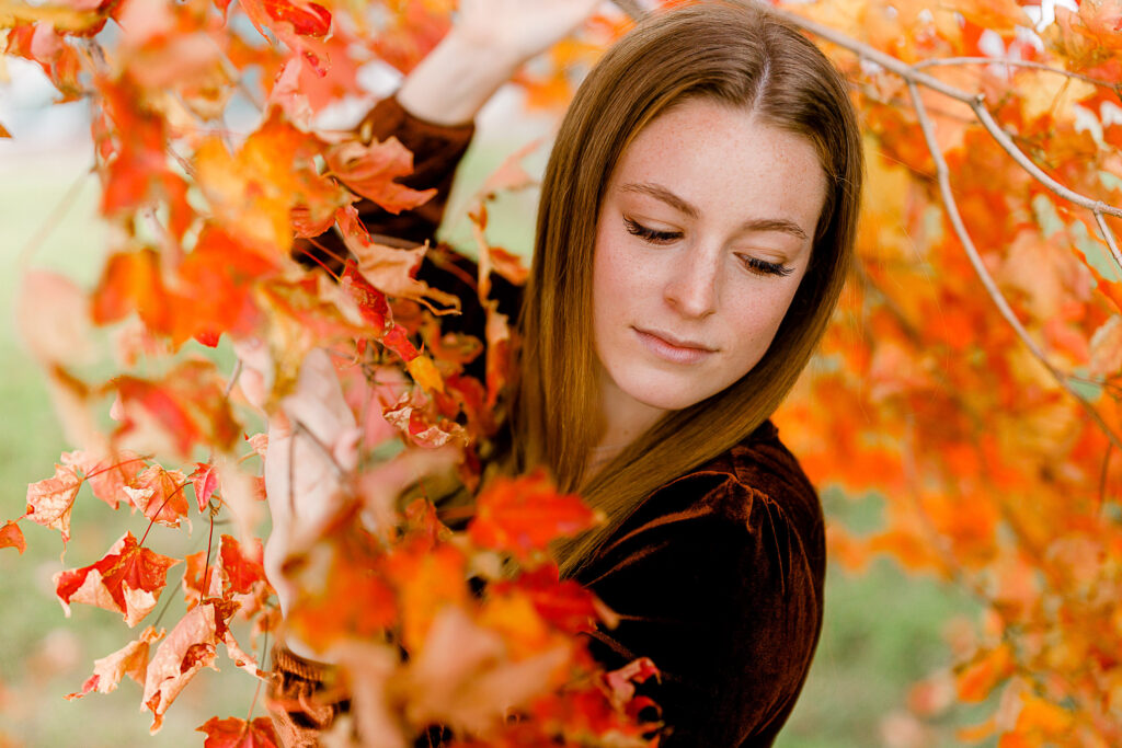 Autumn senior pictures of Lyla Davis with Christina Runnals Photography